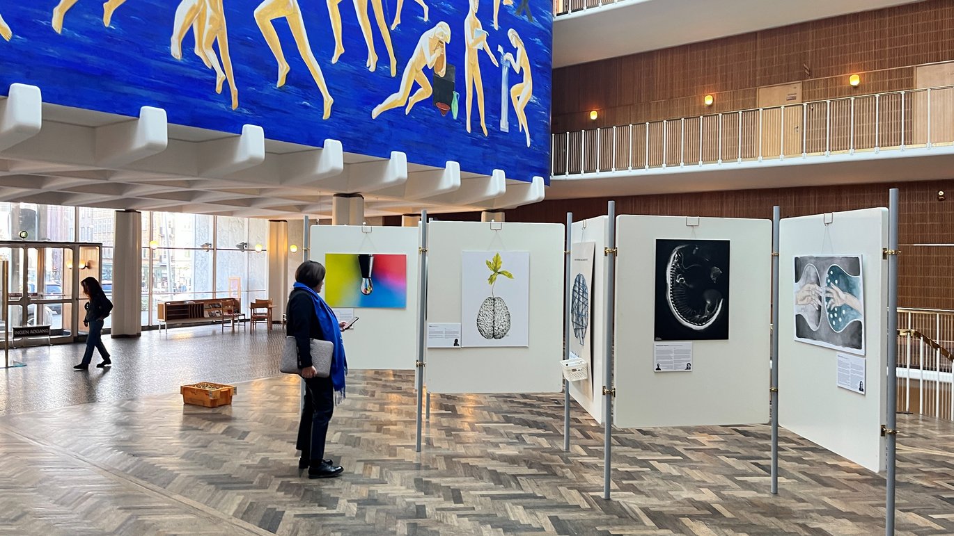 The entrance to Aarhus City Hall is a prominent feature of the modernist building, which was designed by Arne Jacobsen and Erik Møller. Photo: Nikoline Hjortlund Bryder Pedersen, DANDRITE